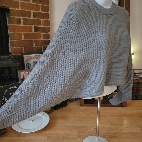 Hyfve boutique cropped gray sweater - Picture 5 of 8